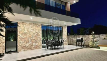 Дом, 200 м², 2 эт.