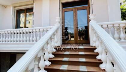 Дом, 305 м², 3 эт.